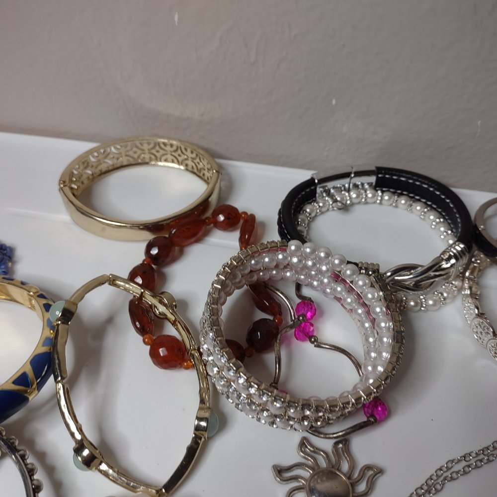 Lot Of Over 50 Bracelets And Bangles As Is - Picture 14 of 16